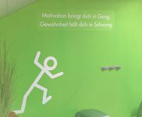Spezielle Wandgestaltung in Fitnesscenter mit Spruch und Strichm&auml;nnchen von Hand aufgemalen
